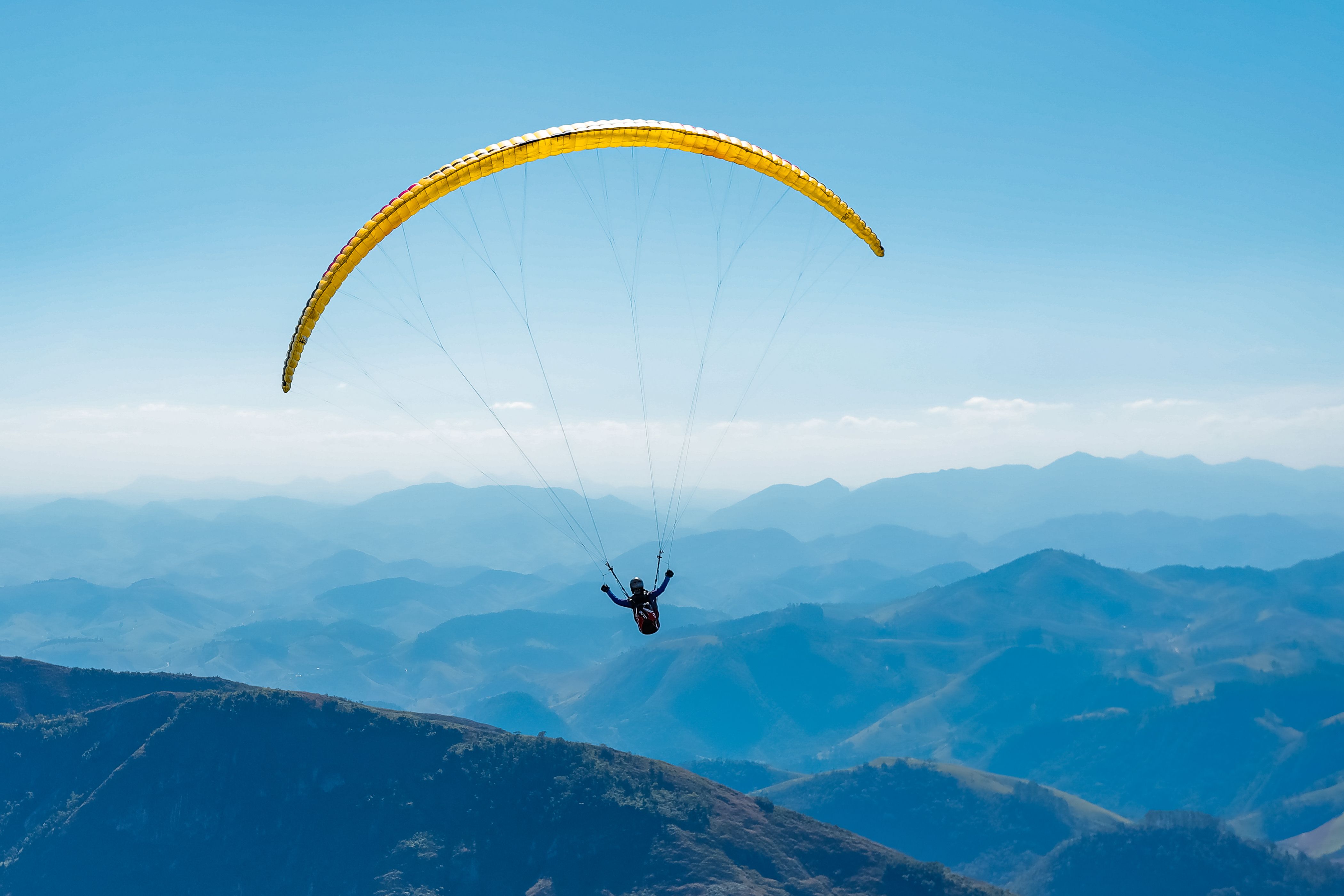 Parapente voando sobre as montanhas